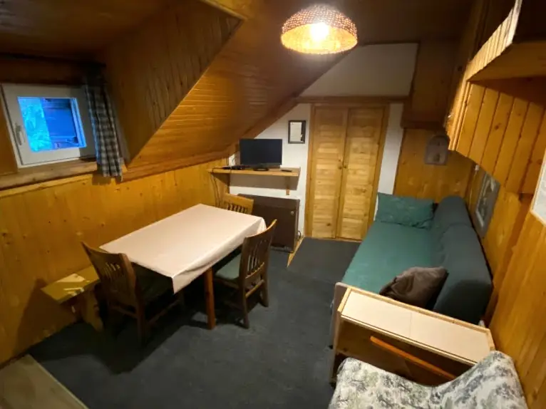 Trpezarija i sofa u apartmanu A2