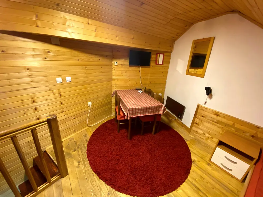 Dnevni deo sa crvenim tepihom u apartmanu A4